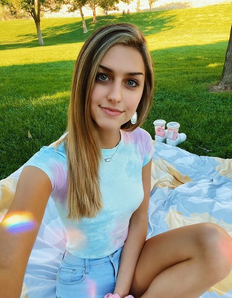 Sophie Sommers model art gallery