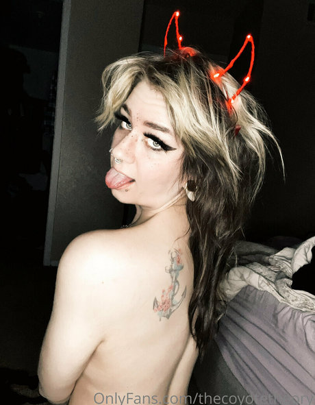 thecoyotetheory model porn pictures