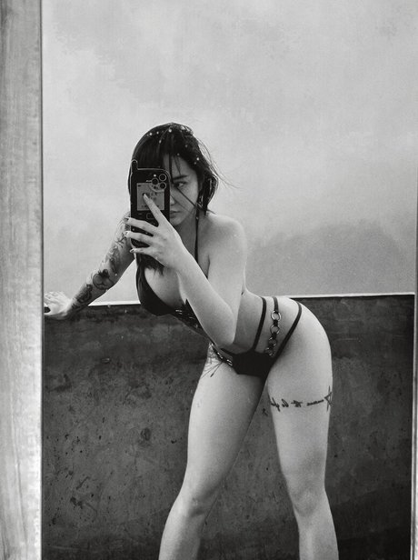 Hitomi Songyuxin hot pornstar images