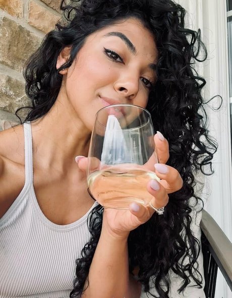 Bonnie Clyde model adult pics