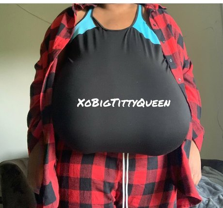 XoBigTittyQueen model high quality pics