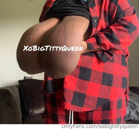 XoBigTittyQueen naked pornstar picture