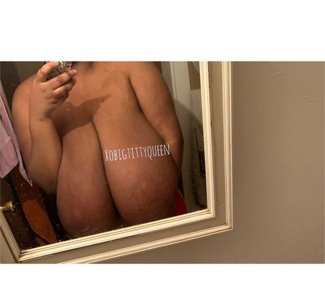 XoBigTittyQueen pornstar top picture