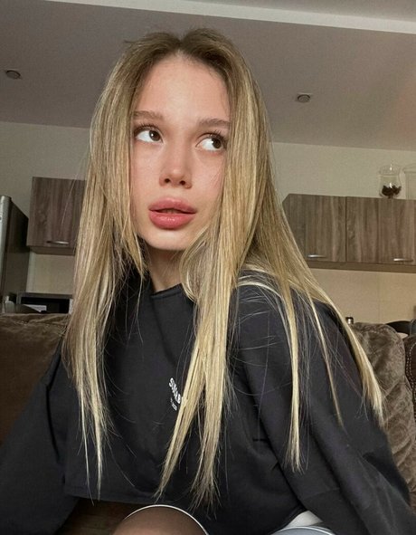 allinika naked star img