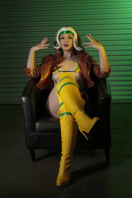 Feisty Vee sex actress pictures