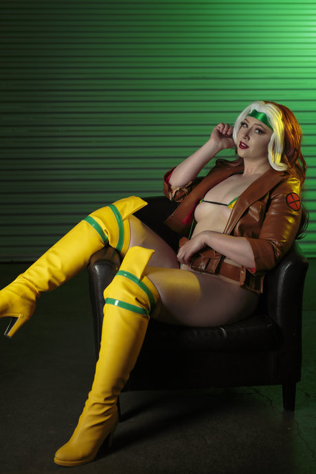 Feisty Vee sexy star photos