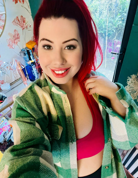 Lucy Jones free star photo