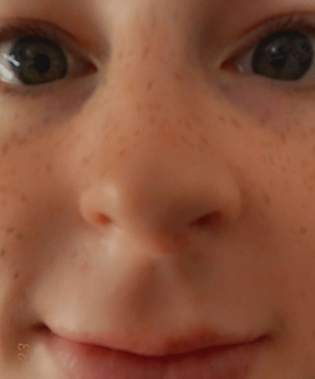 lilhyper pornstar erotic picture