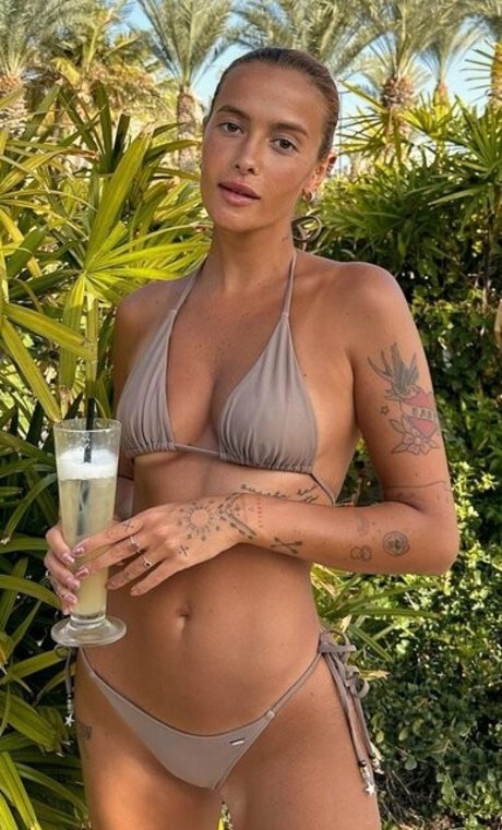 Karolina Meschino nude model picture