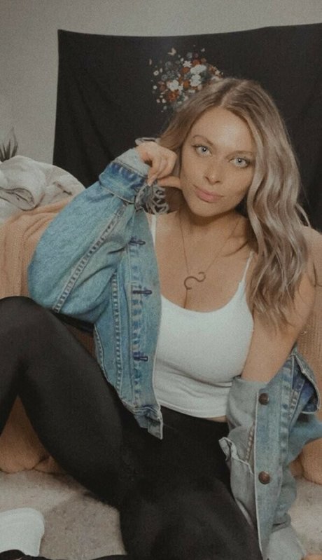 Sarah Civilian nice pornstar pic