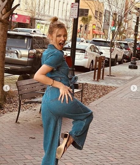 Grace VanderWaal model nude img