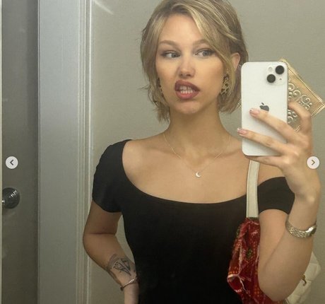 Grace VanderWaal naked model picture