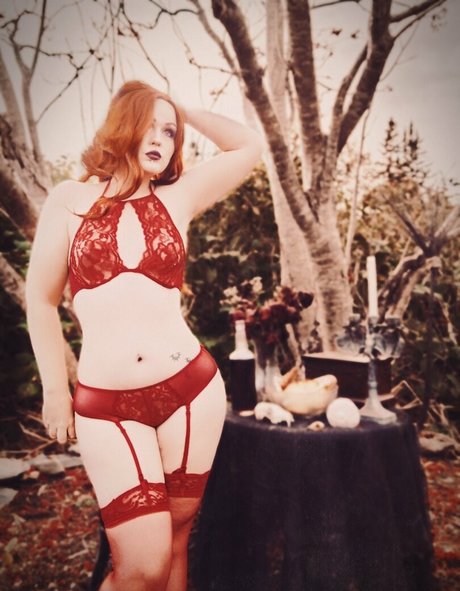 Michelle Nicoletiley hot actress picture