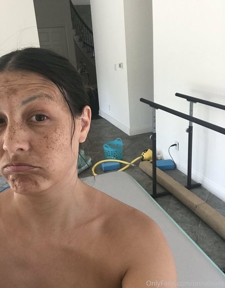 onnaloves model pornographic picture