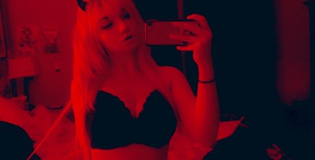 pinkharm hot model image