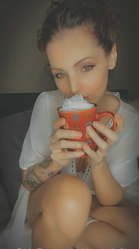 deniellefree naked actress picture