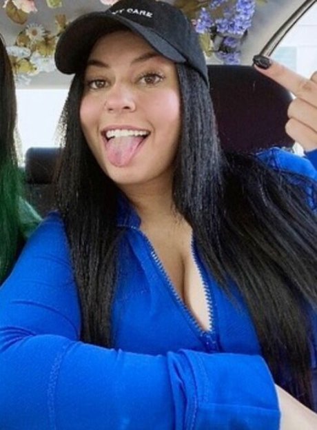 Larissa Cambusano nude model pics