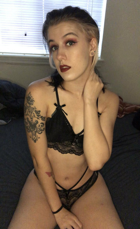 Hawlee Cromwell nude pornstar picture