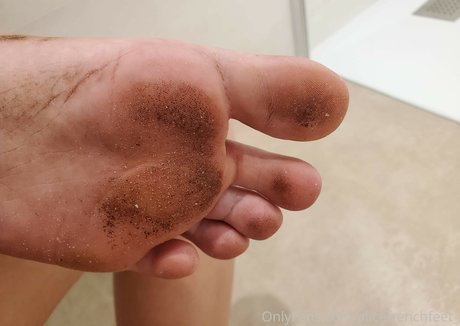 alicefrenchfeet erotic model img