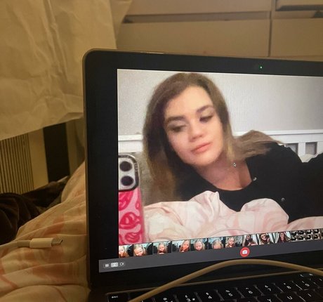 Molly Georgia Leach exclusive model photo