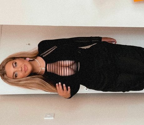 Molly Georgia Leach model nudes pics