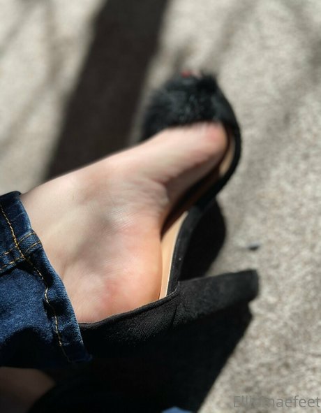elliemaesfeet beautiful model pics