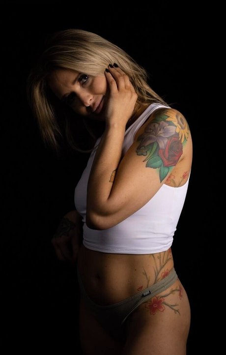 Robin Love nice model pics