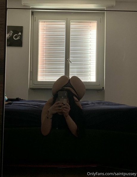 Saintpussey erotic model picture