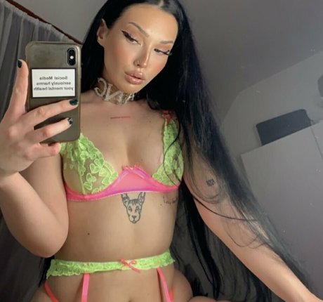 Saintpussey model pretty pic