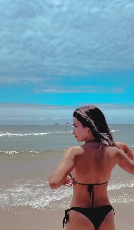 Bruna Gomes hot actress photos