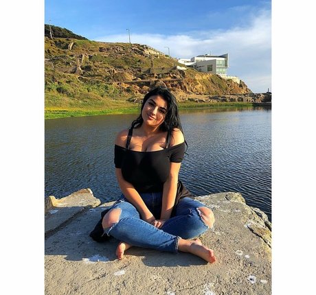 Charlotte Godoy model art pic