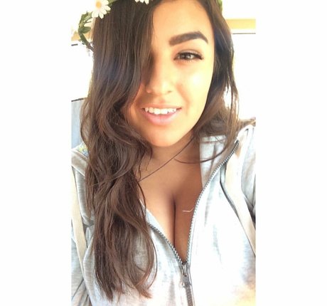 Charlotte Godoy model art pic