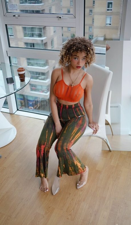 Kiara Peachy pornstar hd pictures