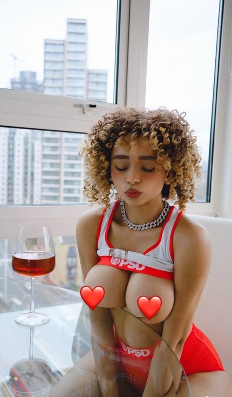 Kiara Peachy star art photo