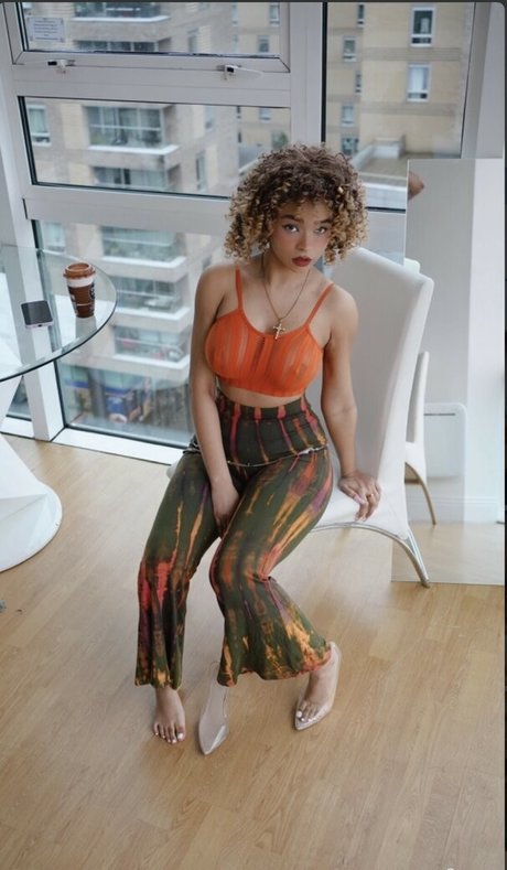 Kiara Peach model sexy pic