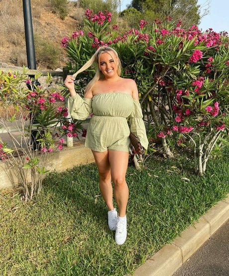 Olivia D pornographic model gallery