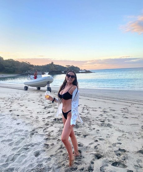 lesbian fingering onlyfans pornographic photos