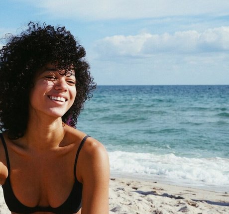 Alisha Wainwright model hot photo