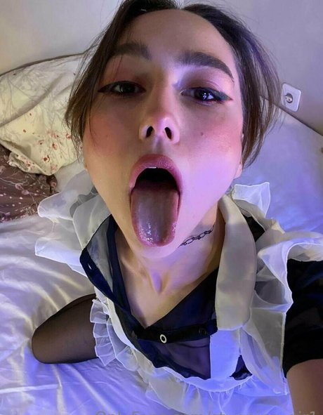 Emilia Smile model top img