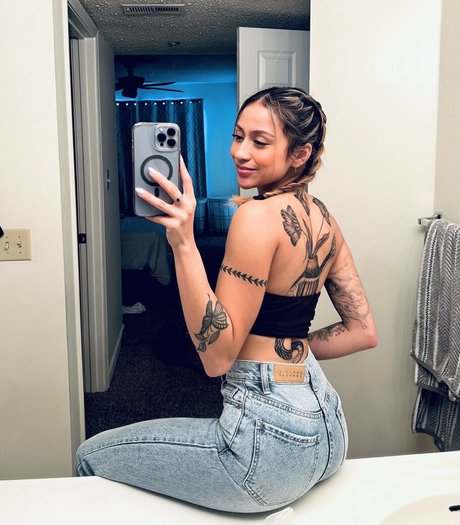 Latina Beauties perfect model pic