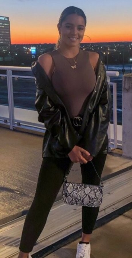 Leslie Sanchez nude actress pictures