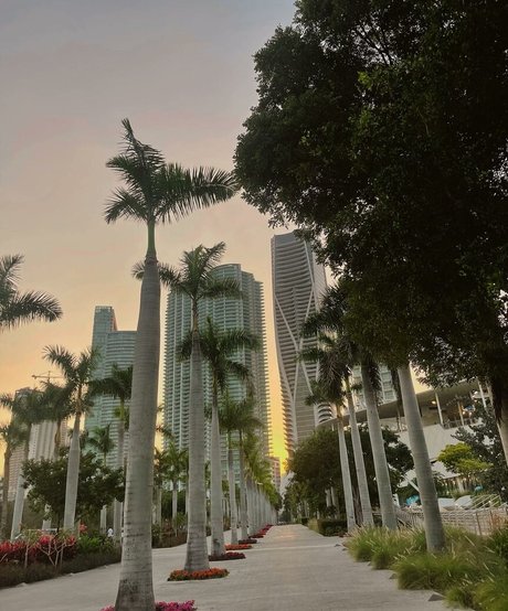 Leslie Sanchez model naked img