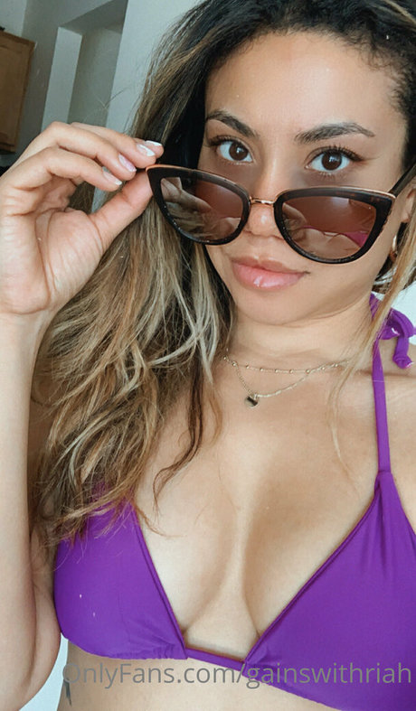 gainswithriah model sexy img