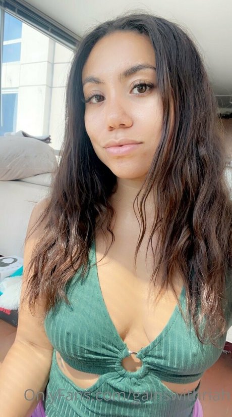 gainswithriah model art gallery