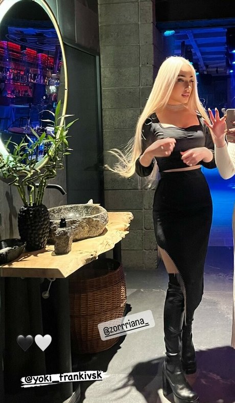 BlondieLana model nude photo