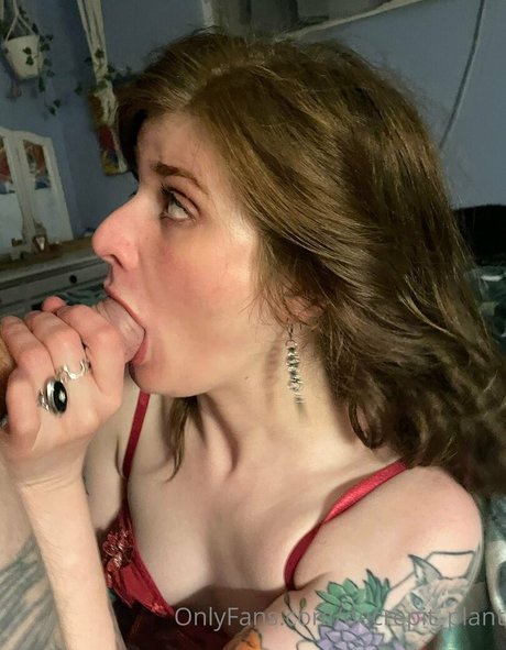 Decrepit plant hot model pic