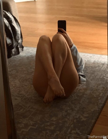 freeparrot star nude img