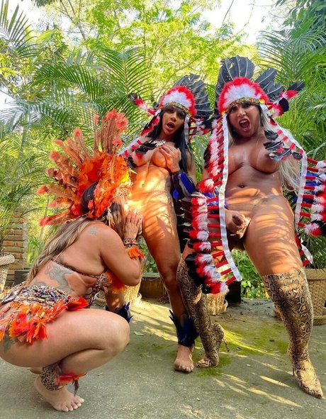 Elizabth Goes nude pornstar pics