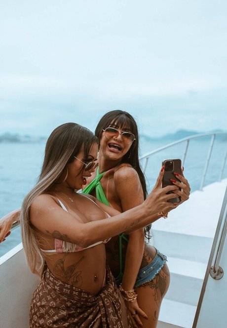 Elizabth Goes pornstar sexy archive