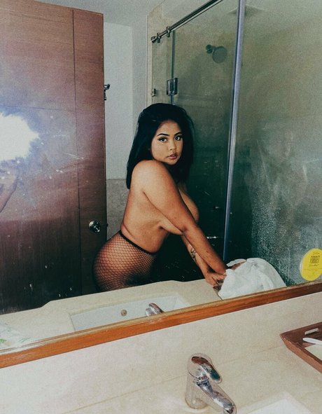 oasi das private naked model photo